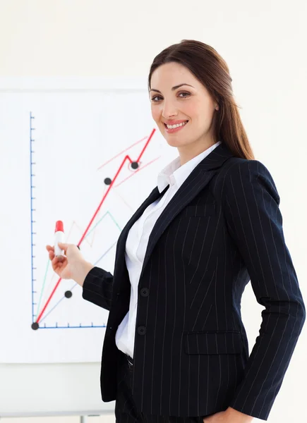 Aantrekkelijke zakenvrouw in een presentatie geeft — Stockfoto
