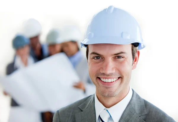 Arhitect sorridente com um chapéu duro — Fotografia de Stock