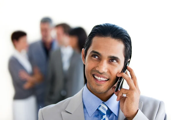 Concentre-se em um empresário sorridente no telefone — Fotografia de Stock