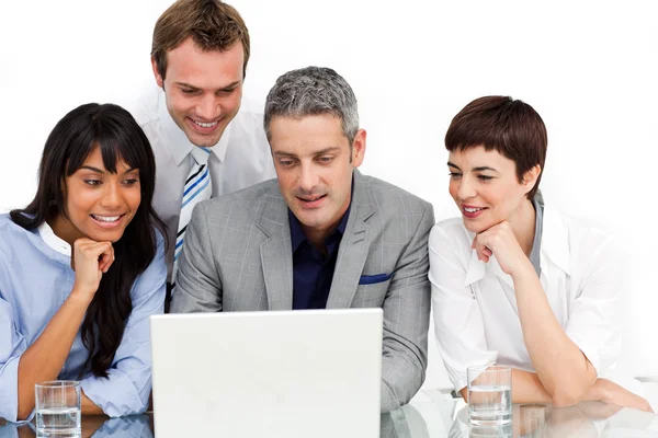 Équipe d'affaires multiethnique utilisant un ordinateur portable — Photo