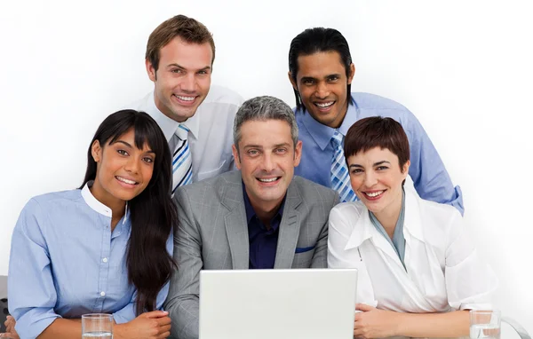 Multi-etnische bedrijfsgroep met behulp van een laptop — Stockfoto