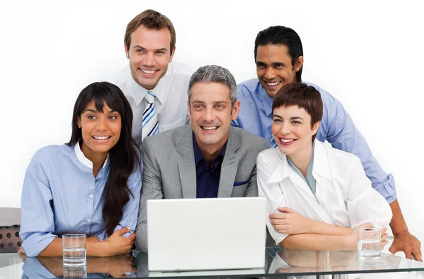 Groupe d'affaires souriant utilisant un ordinateur portable — Photo