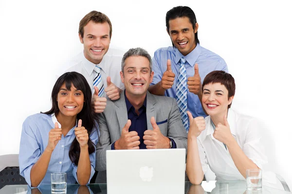 Grupo de negócios sorridente com polegares para cima — Fotografia de Stock