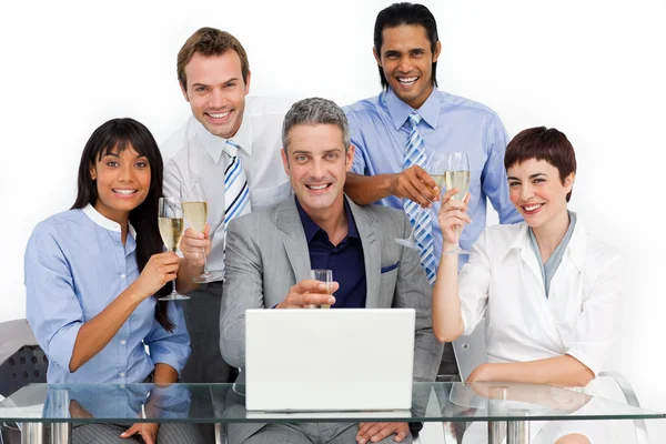Afortunado equipo de negocios brindando con Champagne — Foto de Stock