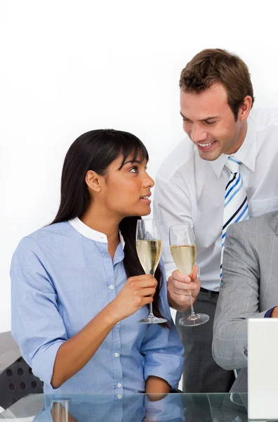 Zwei gut gelaunte Kollegen stoßen mit Champagner an — Stockfoto