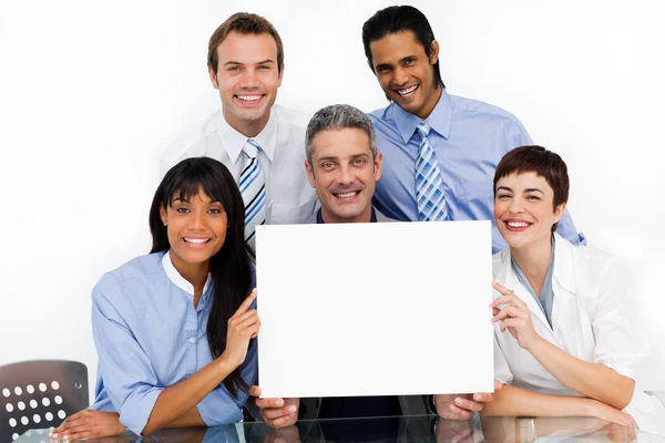 En business group visar mångfald håller ett vitt kort — Stockfoto