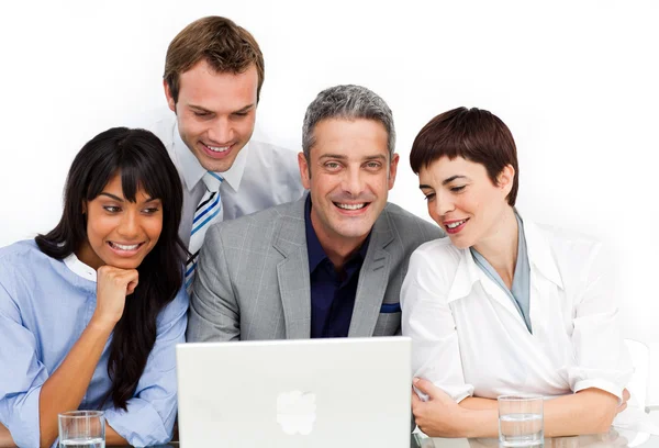 Een divers business group met behulp van een laptop — Stockfoto