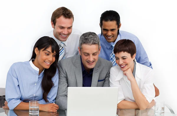 Бизнес-группа, демонстрирующая разнообразие с помощью ноутбука — стоковое фото