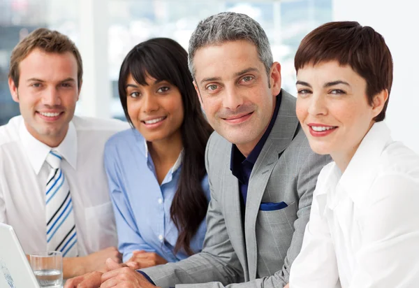 Multi-etnische zakelijke partners te kijken naar de camera — Stockfoto