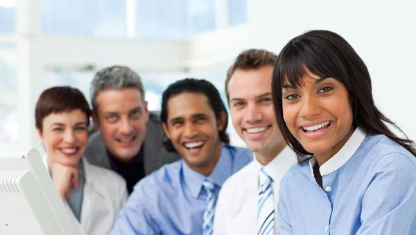 Un gruppo di lavoro che mostra diversità sorridendo alla telecamera — Foto Stock