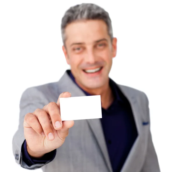 Sonriente empresario confiado sosteniendo una tarjeta blanca —  Fotos de Stock