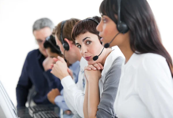 Charmante zakenvrouw met headset op in een callcenter — Stockfoto
