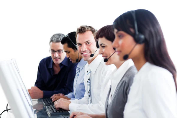 Diverse Kundendienstmitarbeiter in einem Call Center — Stockfoto