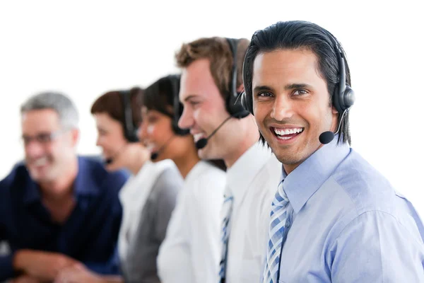 Lachende bedrijf werken in een callcenter — Stockfoto