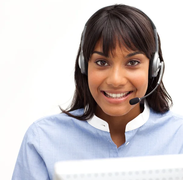 Uśmiechający się biuro obsługi klienta przy użyciu zestawu słuchawkowego — Zdjęcie stockowe