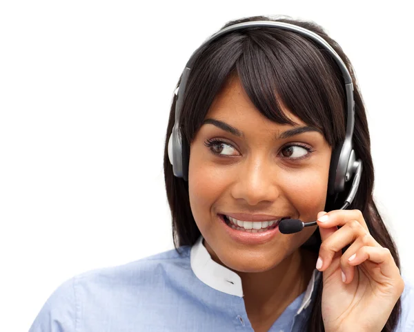 Atractivo representante de servicio al cliente étnico usando auriculares —  Fotos de Stock