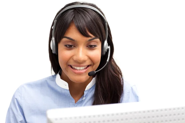 Medewerker van de positieve etnische klantenservice via headset — Stockfoto