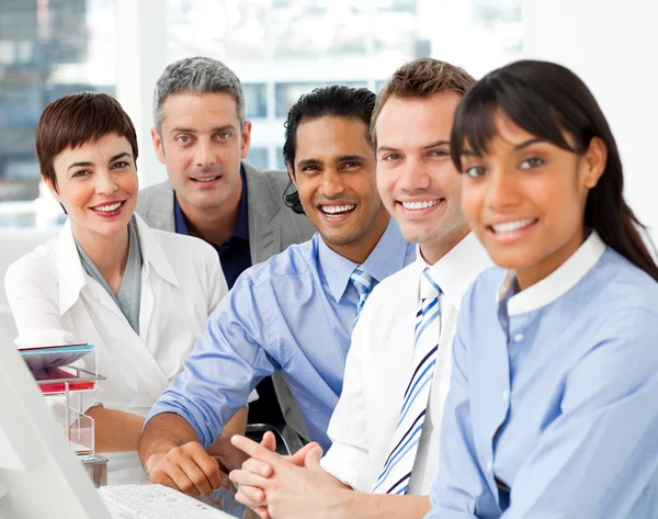 Portret van multi-etnische zakelijke team op het werk — Stockfoto