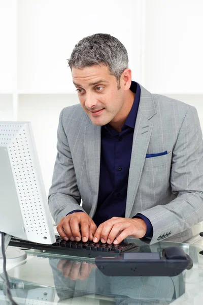 Homme d'affaires concentré travaillant sur un ordinateur — Photo