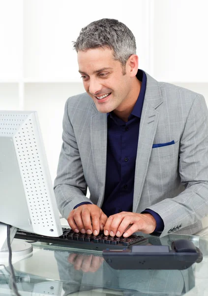 Homme d'affaires positif travaillant sur un ordinateur — Photo