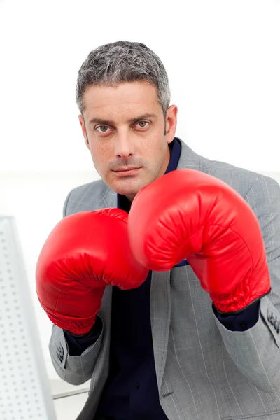 Харизматичный бизнесмен в боксёрских перчатках — стоковое фото