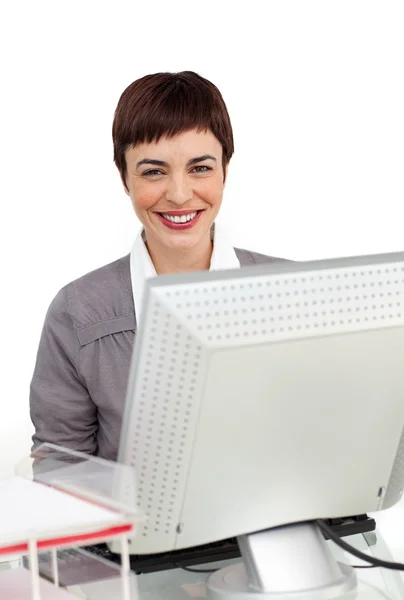 彼女のコンピューターで働く女性実業家の笑みを浮かべてください。 — ストック写真