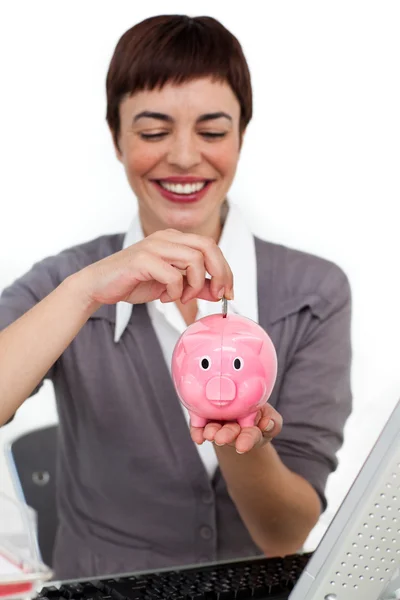 Ung affärskvinna spara pengar i en piggybank — Stockfoto
