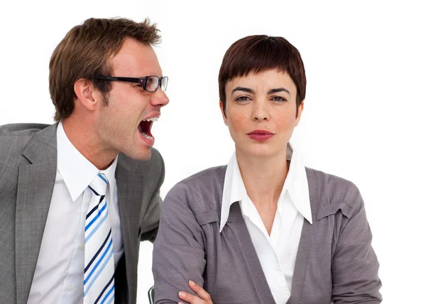 Hombre de negocios enojado gritando en el oído de su colega — Foto de Stock