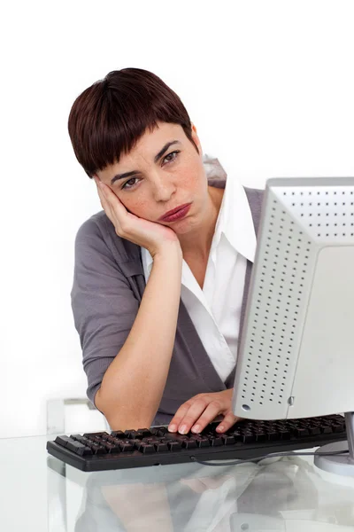 Gelangweilte Geschäftsfrau am Schreibtisch — Stockfoto