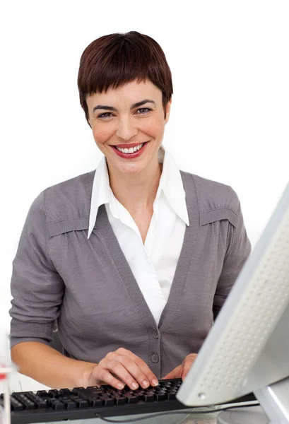 Jeune femme d'affaires travaillant à son ordinateur — Photo