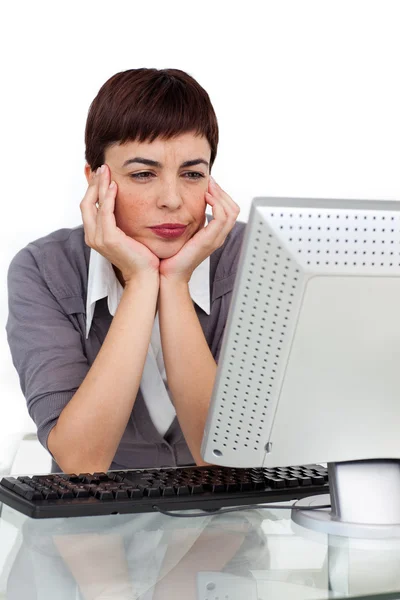 Znudzona kobieta patrząc na swoim komputerze — Zdjęcie stockowe
