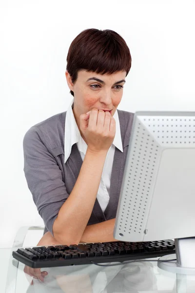 Betonade attraktiva affärskvinna sitter vid hennes skrivbord — Stockfoto