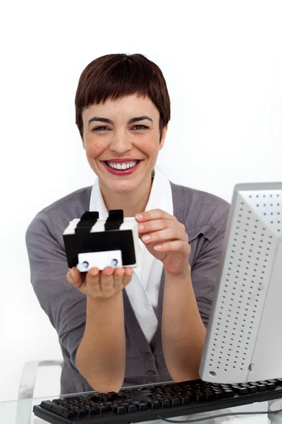 Üzletasszony egy névjegykártya tartó gazdaság mosolyogva — Stock Fotó