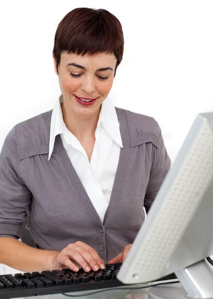 Skoncentrowany kobieta pracuje na swoim komputerze — Zdjęcie stockowe
