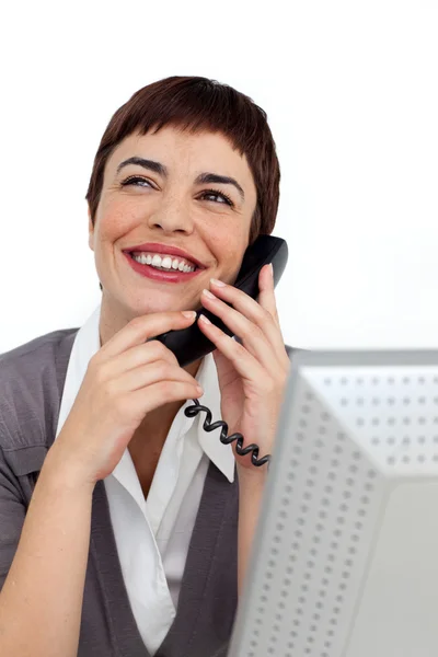 Mujer de negocios radiante en el teléfono en su escritorio — Foto de Stock