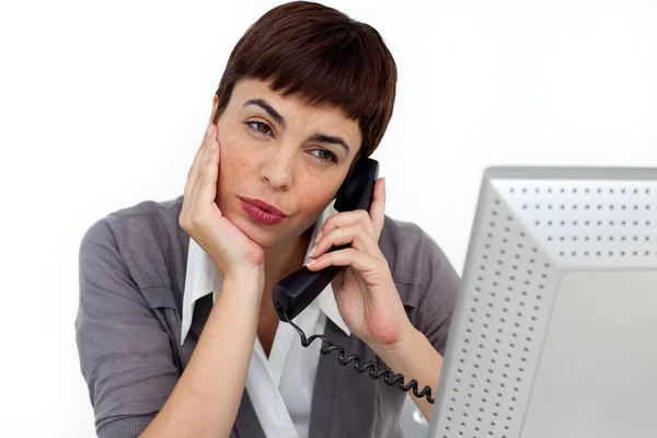 Aantrekkelijke zakenvrouw op telefoon op haar Bureau — Stockfoto