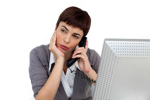 Junge Geschäftsfrau telefoniert am Schreibtisch — Stockfoto