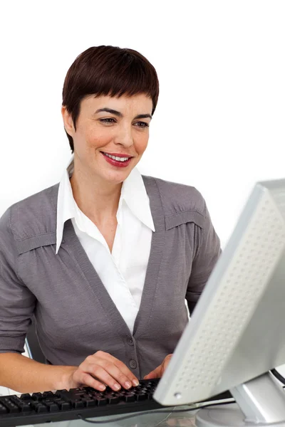 Selbstbewusste Geschäftsfrau arbeitet am Computer — Stockfoto
