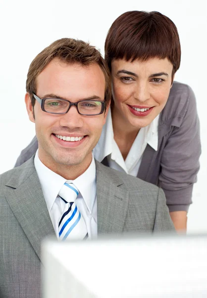 Businesswoman helping her colleague at a computer — Stock Photo, Image