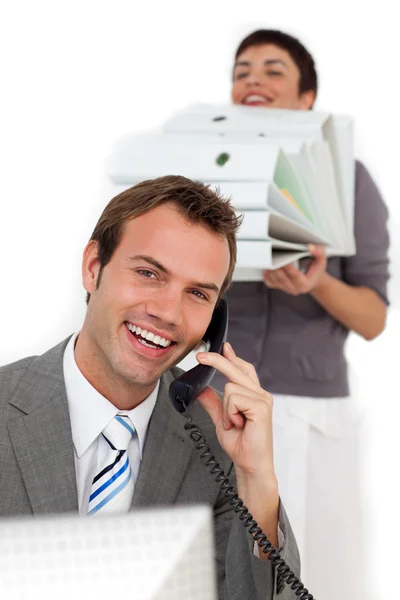 Businesswoman bringing a lot of work to her colleague — Stock Photo, Image