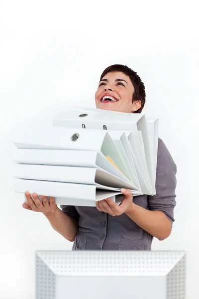 Lachen zakenvrouw uitvoering van een stapel van mappen — Stockfoto