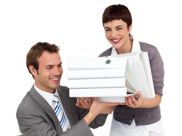 Uśmiechnięta kobieta przynosi stos folderów do jej Menedżer — Zdjęcie stockowe