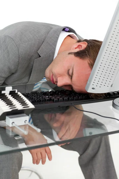Hombre de negocios cansado durmiendo en su escritorio —  Fotos de Stock