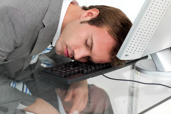 Крупный план уставшего бизнесмена, спящего на своем столе — стоковое фото