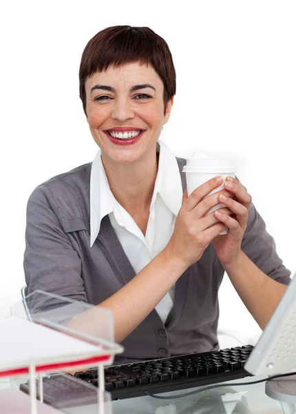 Bájos női végrehajtó egy kávét iszik rá íróasztala — Stock Fotó