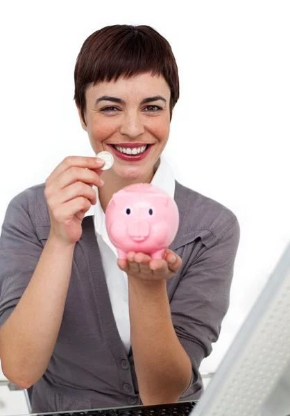 Joyful executivo feminino economizando dinheiro em um mealheiro — Fotografia de Stock