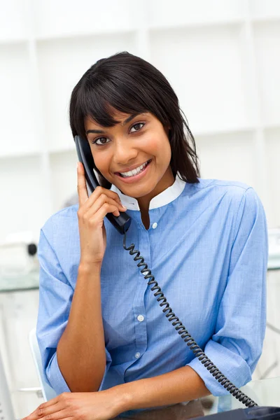 Lächelnde ethnische Geschäftsfrau am Telefon — Stockfoto