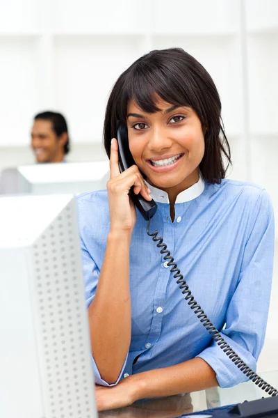 Positive ethnische Geschäftsfrau am Telefon — Stockfoto