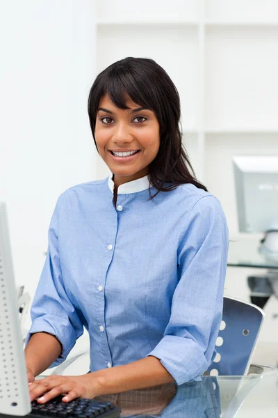 在一台计算机工作的年轻女商人 — 图库照片