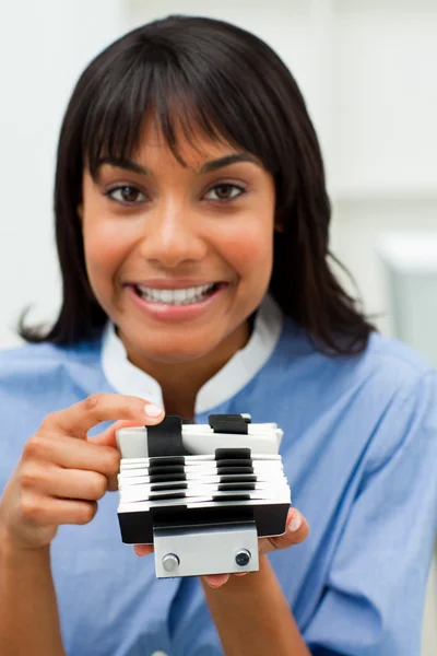 Smiling businesswoman searching for the index — Stock Photo, Image